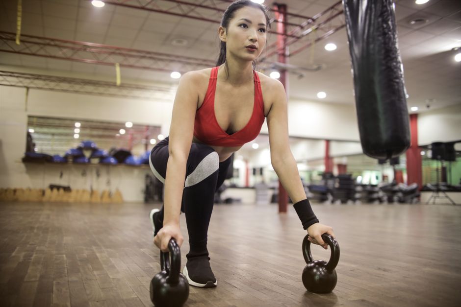 Kettlebell vs činky – čo je lepšie pre začiatočníkov