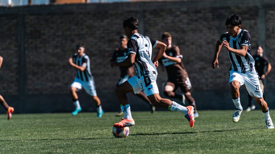 Futbalová lopta a bežecké tenisky na trávniku