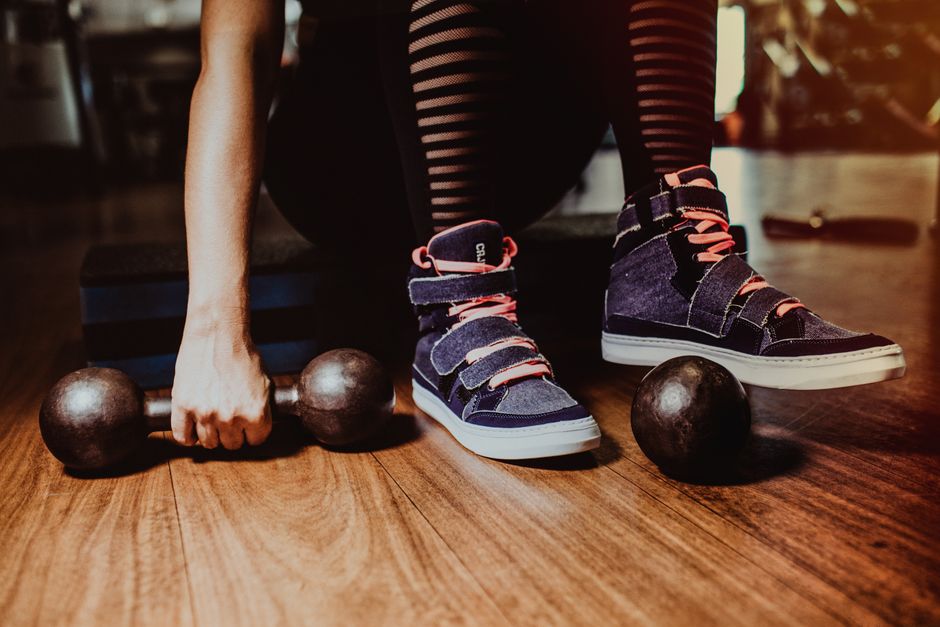 Športovec počas tréningu s činkami v modernom fitness prostredí